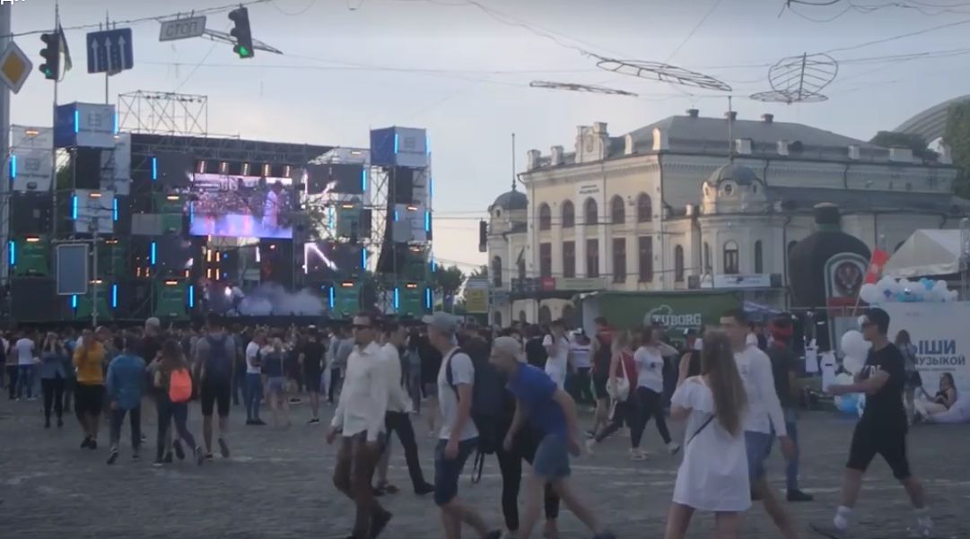 Санкціонована київськими чиновниками вулична вечірка зірвала концерт у філармонії (відео)