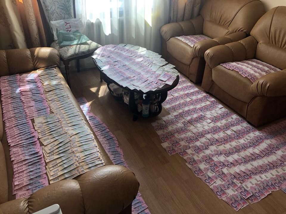 Обшуки у Житомирі: гроші в кабінеті податківця виклали килимом