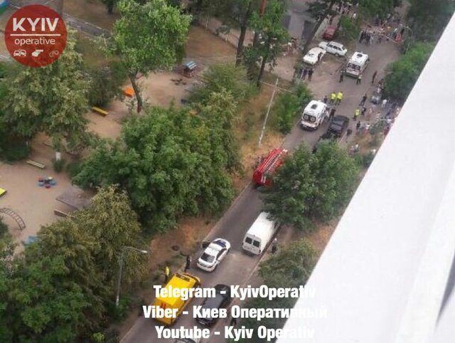 У Києві біля дитсадка вибухнула «Волга»: 4 ​​поранені дитини (фото)