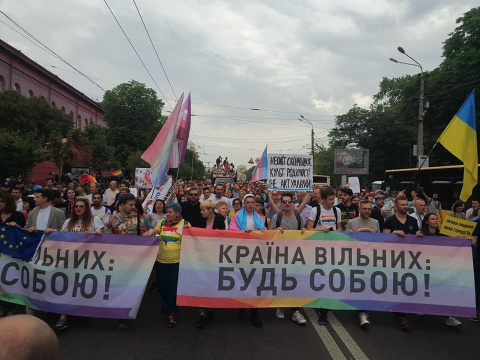 Марш рівності у Києві зібрав кілька тисяч учасників (ФОТО, ВІДЕО)