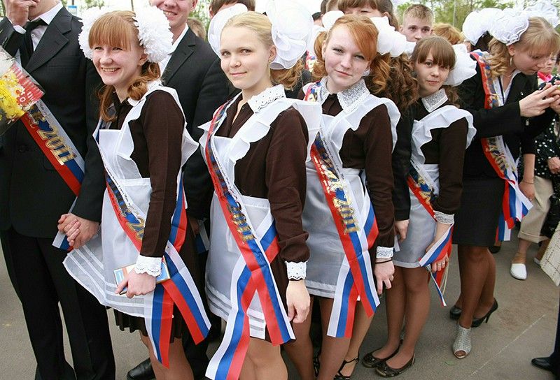 Скандал у Росії: випускникам в Сєрові видали грамоти з гербом і прапором України (фото)