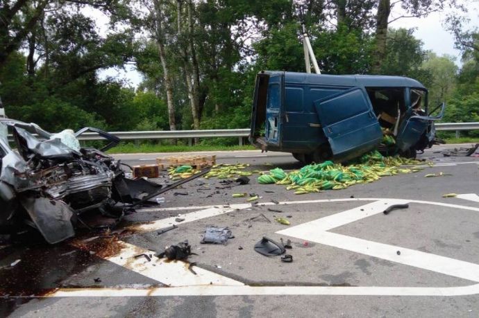 У Чернігові в аварії загинули 4 із легковика Geely, який зіткнувся із мікроавтобусом
