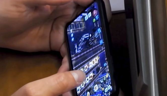 «Опоблоківець» Євген Балицький розважався грою на iPhone у залі Верховної Ради (відео)