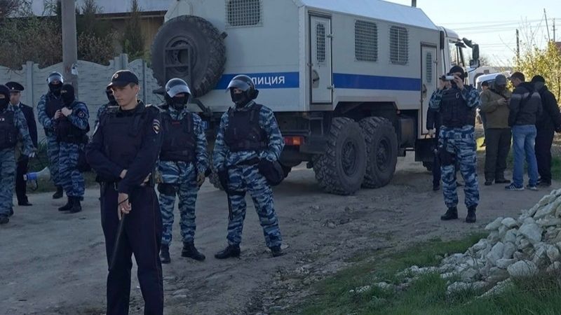 В Криму силовики обшукали будинки підлітків, які зняли російський прапор із сільради