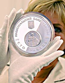 До ювілею НБУ випустив спеціальну стогривневу монету — «10-річчя гривні», яка вже стала величезним дефіцитом для нумізматів. (Фото РЕЙТЕР.)