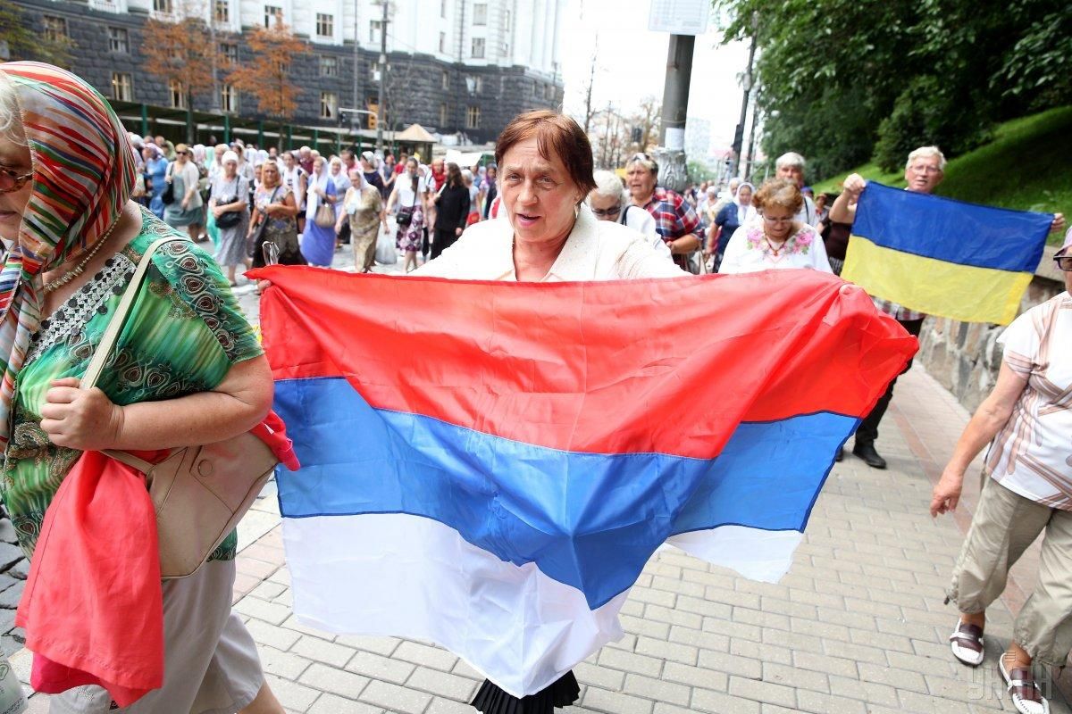 На хресній ході Московського патріархату розгорнули прапор Росії догори дриґом