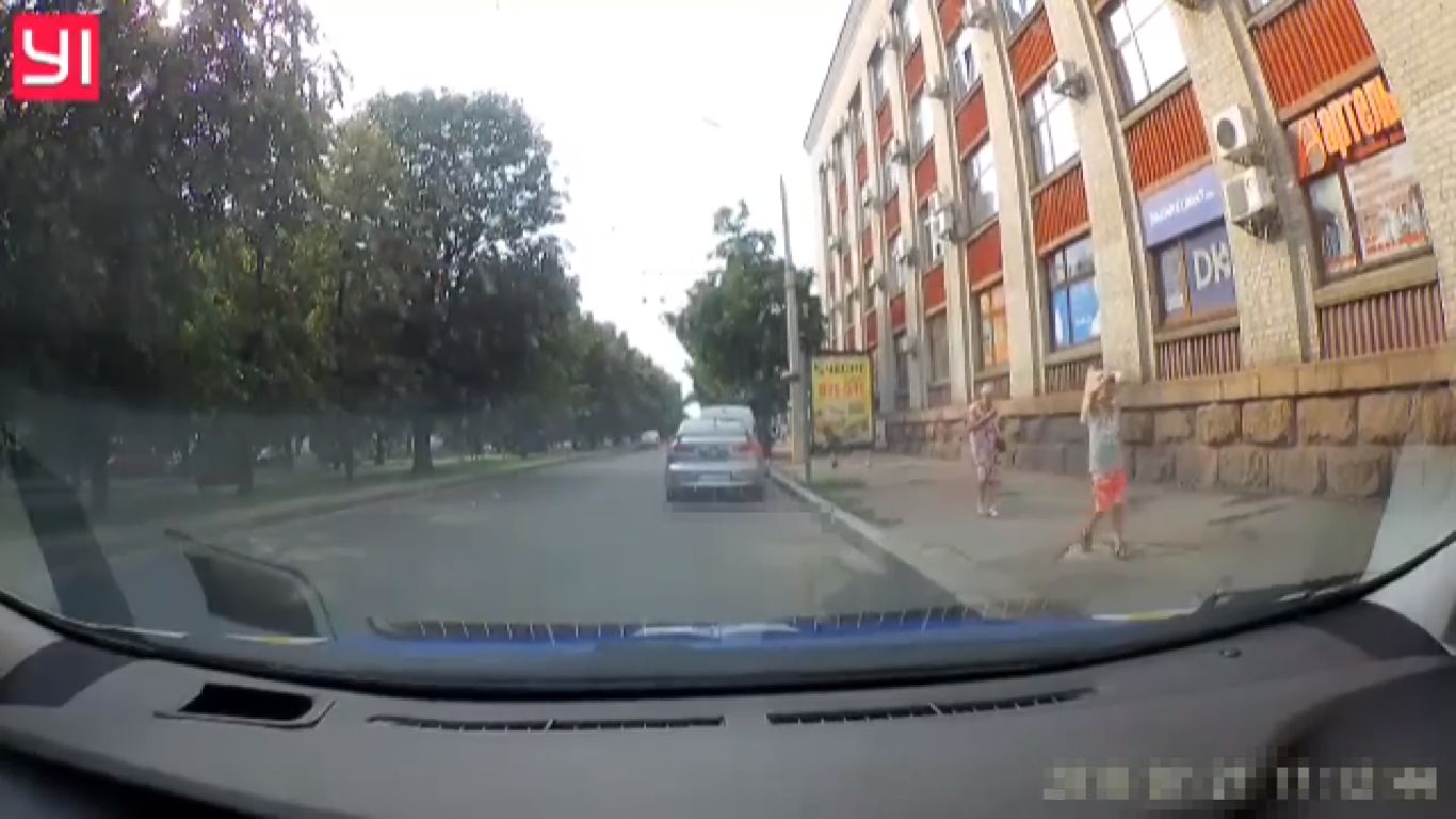 У Черкасах поліція з погонею затримала молодиків, які пограбували авто (відео)