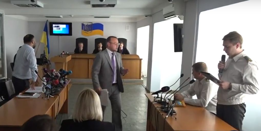 Адвокати Януковича зі скандалом покинули засідання в Оболонському суді