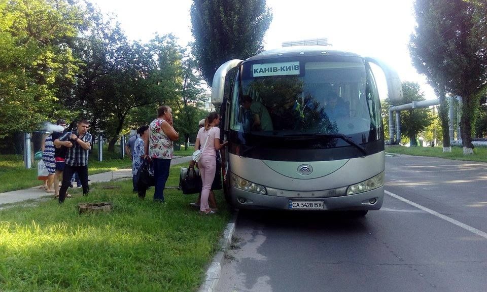 Автобус із Києва до Канева спочатку загорівся, а потім у нього відвалилося колесо (фото)