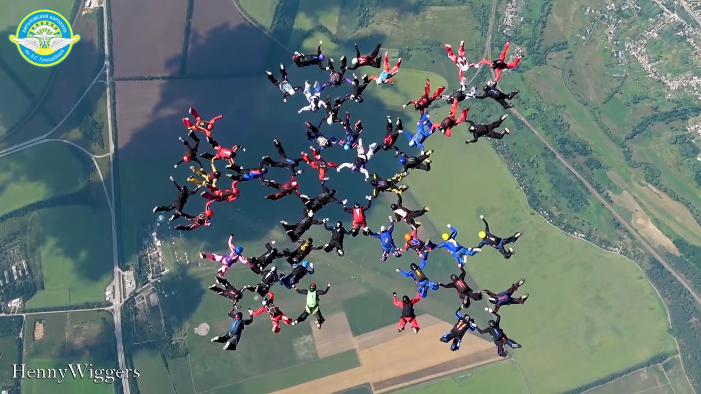 На Харківщині 57 жінок встановили рекорд світу з парашутного спорту (відео)