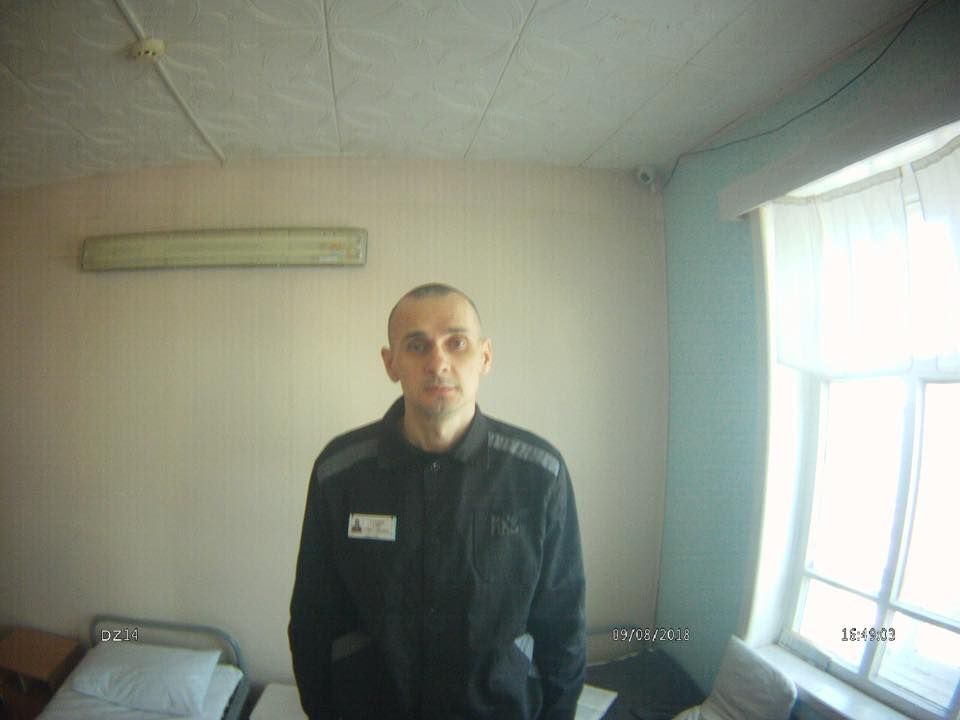 Фото Олега Сенцова під час голодування відправили із Росії Людмилі Денісовій
