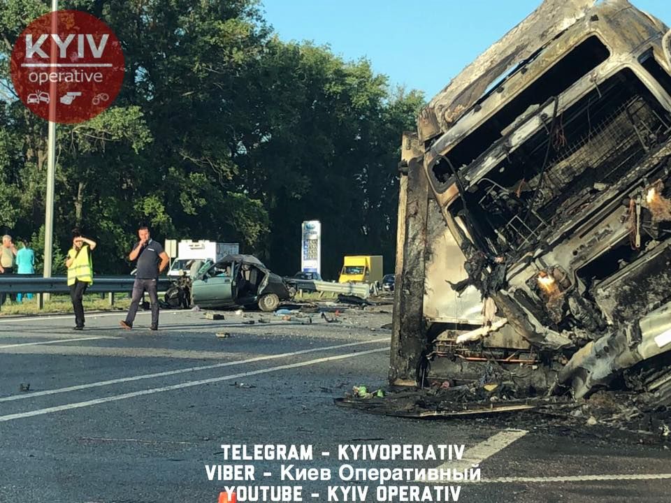 У Києві на Житомирській трасі фура переїхала ВАЗ і згоріла: 2 загиблих (фото)