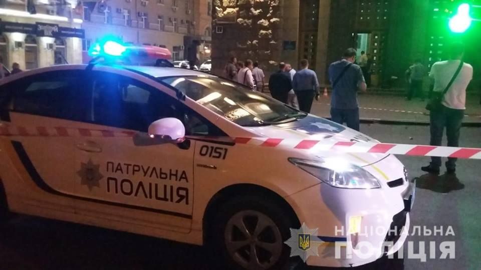 На мерію Харкова напав озброєний чоловік: застрелено поліцейського, поранено охоронця (оновлено, фото, відео)