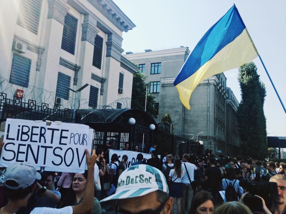 100 днів голодування Олега Сенцова: під посольствами Росії залишили листи політв’язню