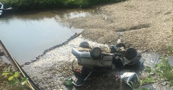 На трасі Львів-Ужгород автомобіль звалився з мосту в річку