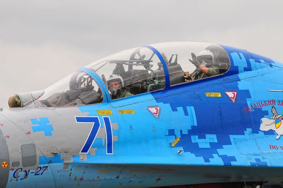 «Пілот»-борсучок супроводжує українську команду військових авіаторів на змаганнях в Польщі (фото)