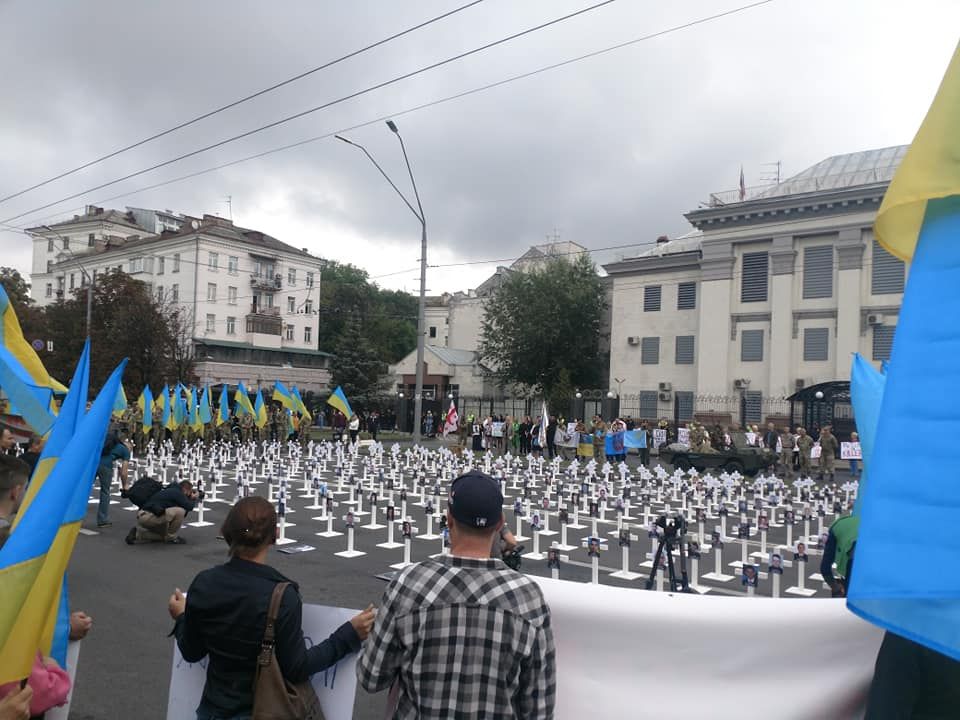 Під посольством Росії в Києві поставили 366 хрестів із фото загиблих під Іловайськом