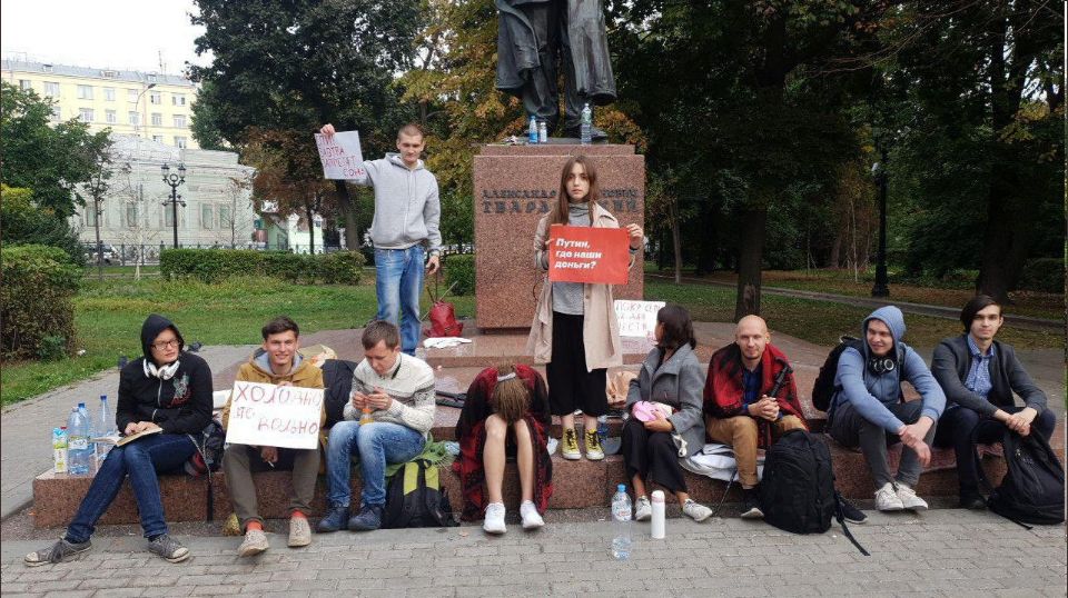 У Москві на Страсному бульварі 16 людей організували «майдан» проти Путіна (фото)
