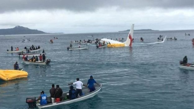 Боїнг-737 із пасажирами затонув на пляжі Мікронезії після невдалого приземлення