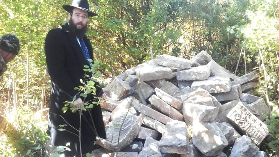 Біля Чернівців під підлогою військового об’єкту знайшли сотні надгробків із єврейського цвинтаря