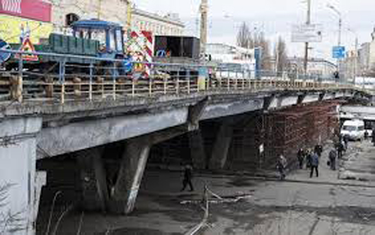 Шулявський міст невдовзі розберуть: під шляхопроводом зносять кіоски