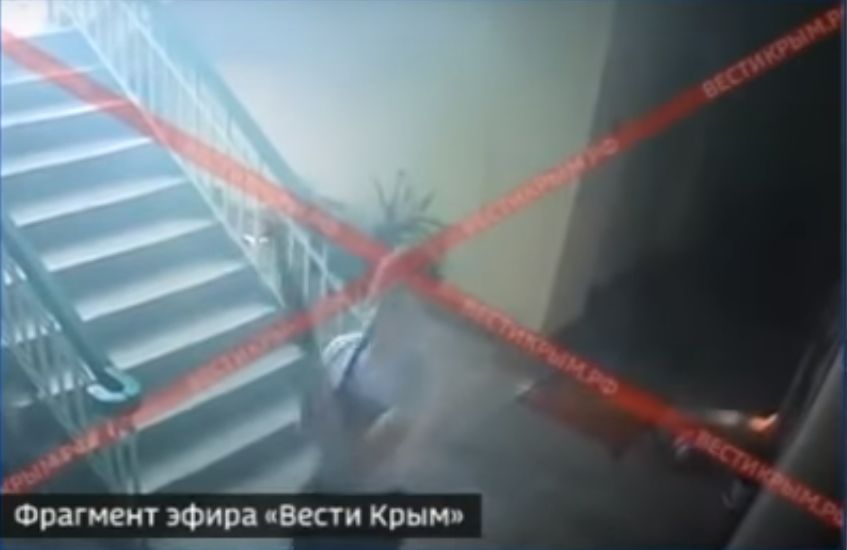 Масове вбивство в Керчі: на фото і відео з Росляковим знайшли нестиковки
