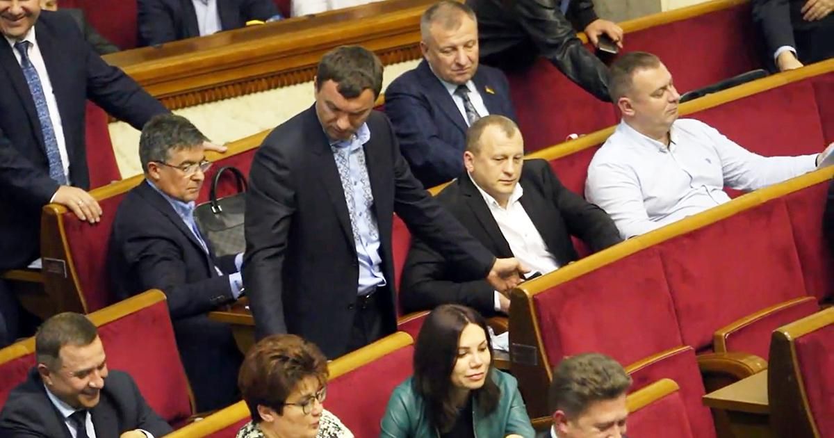 У жовтні топ-кнопкодавами стали депутати із БПП та Народного фронту