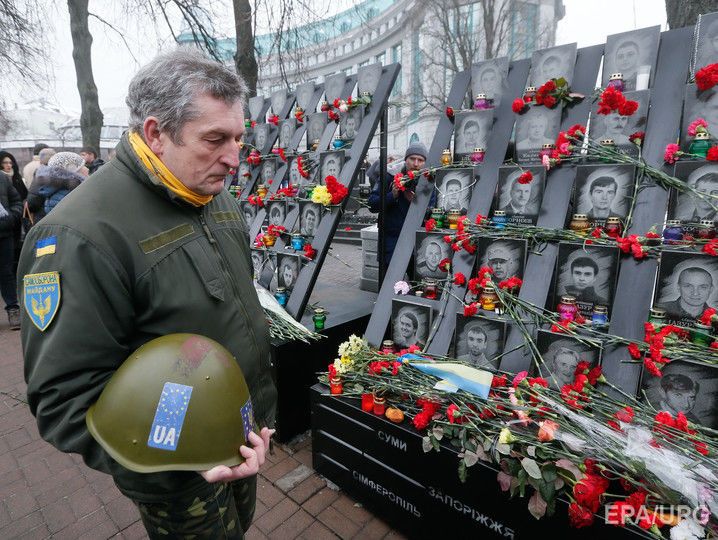 На алеї Небесної сотні демонтують тимчасовий пам'ятник загиблим на Майдані