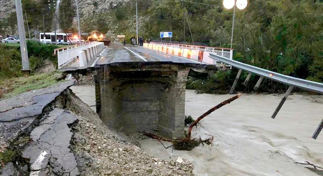 У Сочі паводок зруйнував міст: автомобільне та залізничне сполучення з містом припинилося (відео)