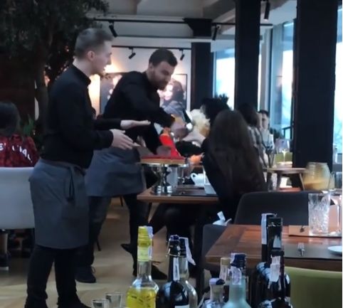 У ресторані Києва на Печерську офіціант запустив зухвалій відвідувачці тортом в обличчя (відео)