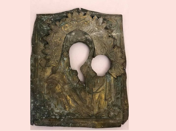 Під сходами Андріївської церкви знайшли оклад старовинної ікони Богоматері з немовлям