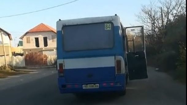 На Одещині жінка випала з переповненої маршрутки на дорогу: постраждала в комі (відео)