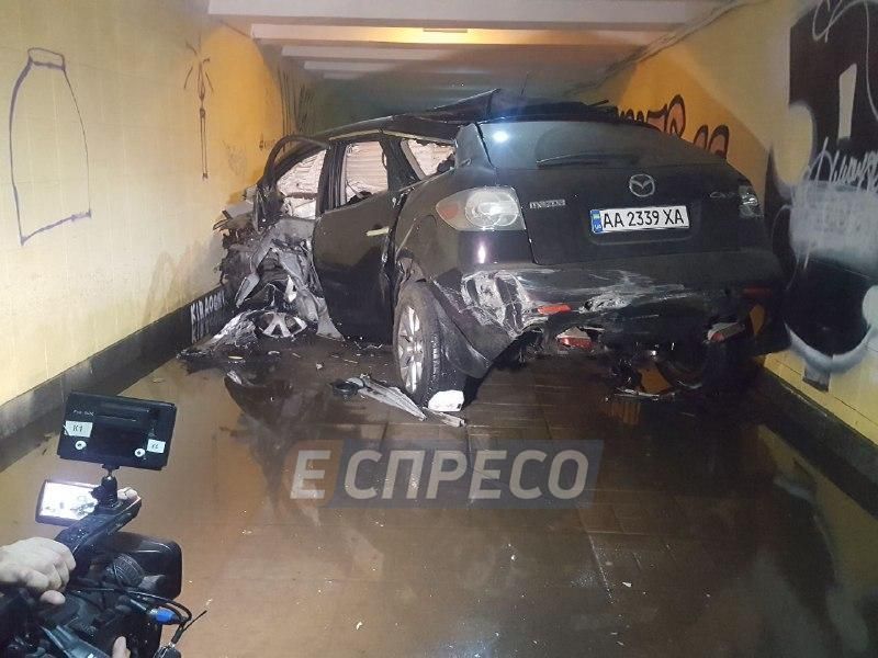 Аварія на Солом'янці: Mazda залетіла в підземний перехід (фото)