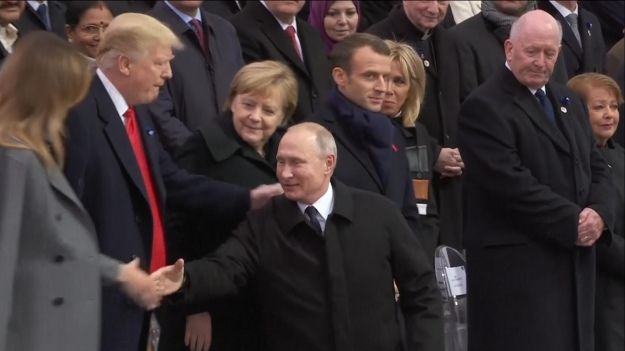 Трамп і Путін фамільярно привіталися в Парижі (фото)