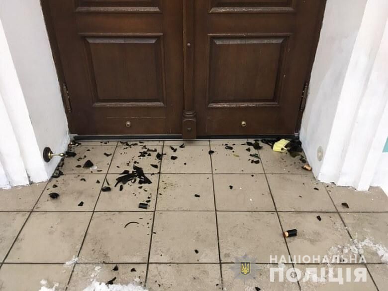 В Андріївську церкву кинули пляшками: поліція видає їх за «коктейлі Молотова»