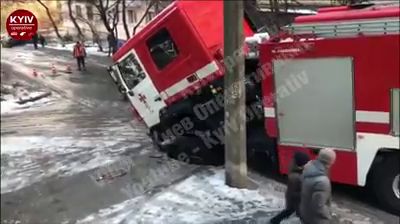 У Києві авто пожежників провалилося в дірку в асфальті (відео)