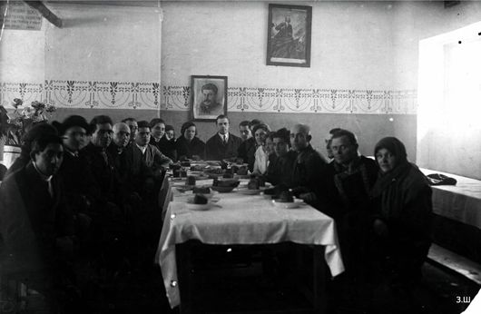 У 1932-33 роках учителям на нараді показово викладали хліб. Миколаївщина, Доманівський район.