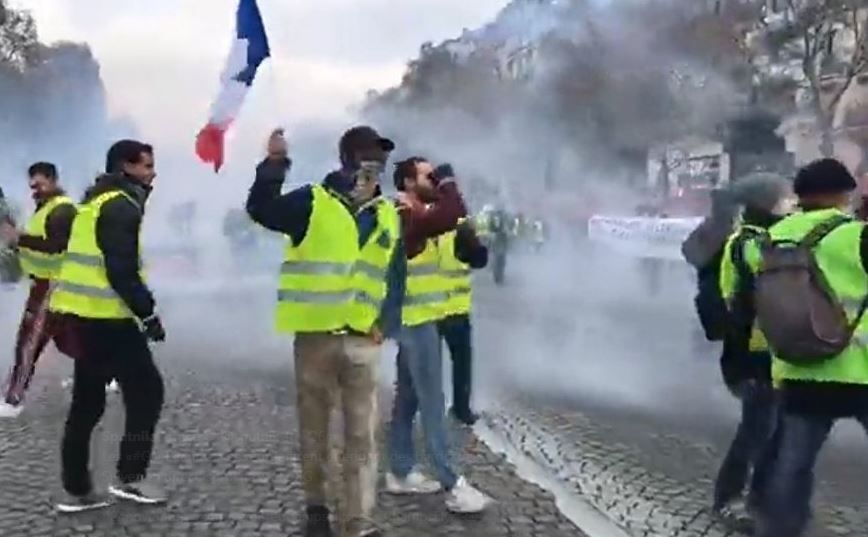 Бунт «жовтих жилетів» охопив Париж: поліція застосувала силу (фото)