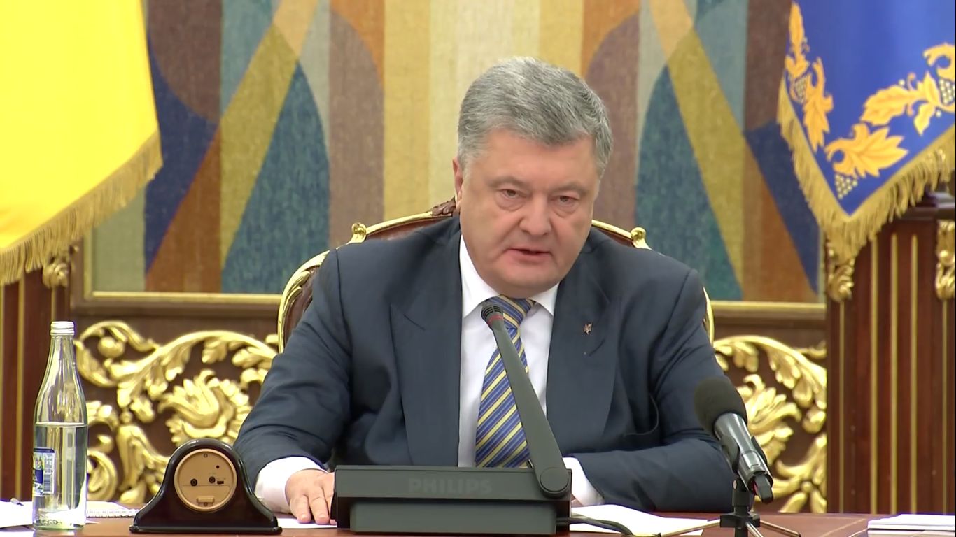 Порошенко ввів у дію рішення РНБО про воєнний стан в Україні