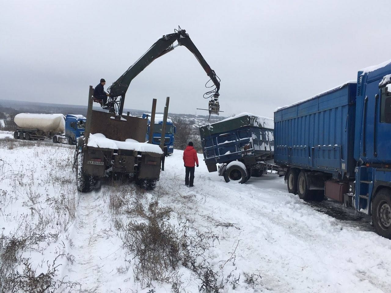 На Черкащині 35 вантажівок витягували понад 6 годин із снігових заторів