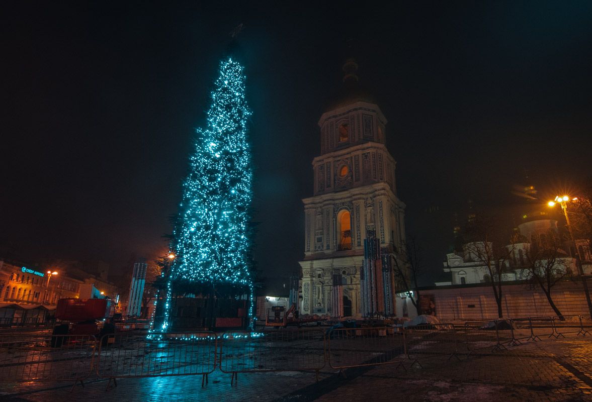 У Києві почали прикрашати головну новорічну ялинку