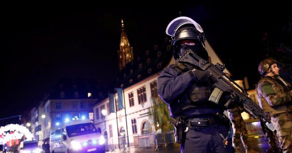 Теракт у Стразбурзі: 3 загиблих, стрільця посилено шукають (всі подоробиці)