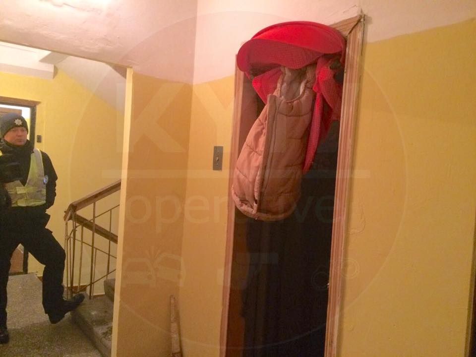 У багатоповерхівці в Києві ліфт розчавив візочок: малюка врятували