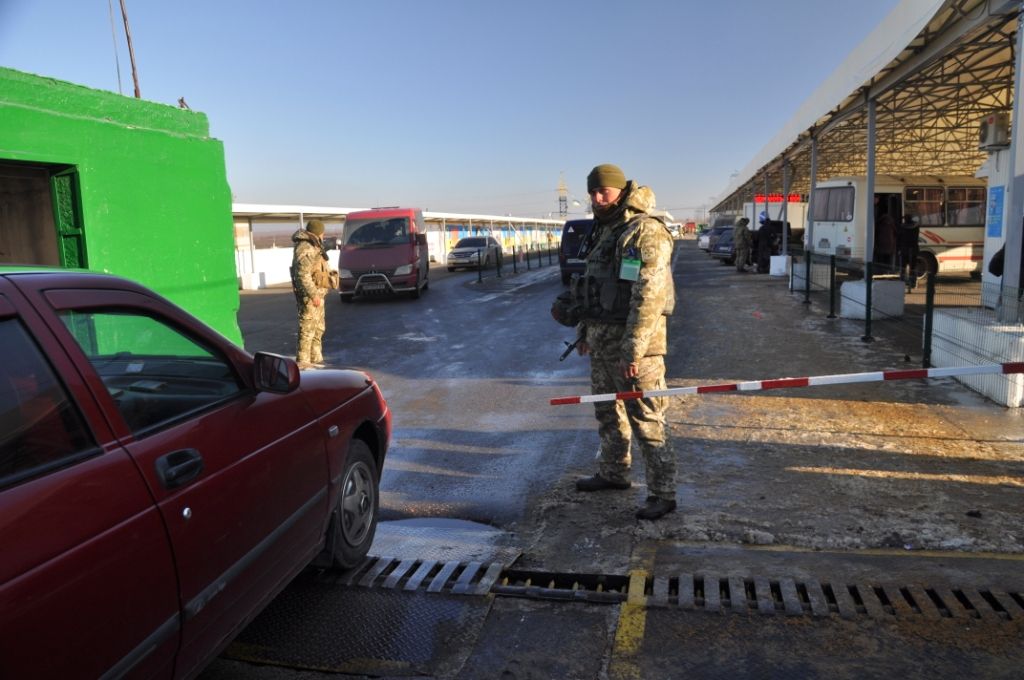 Червоний Хрест відправив на Донбас 8 вантажівок гумдопомоги