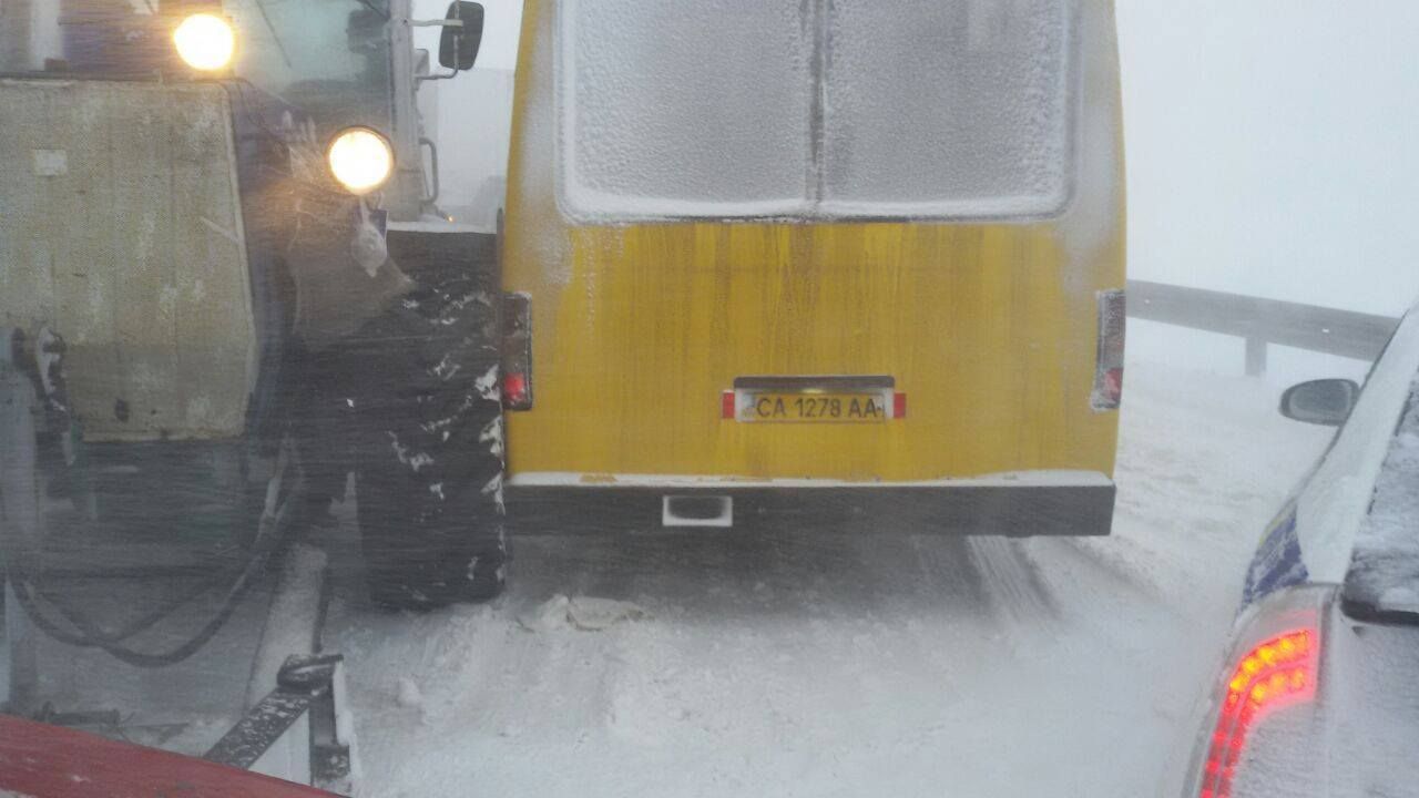 На Черкащині у сніговому заторі застряг автобус з 30 пасажирами (фото)