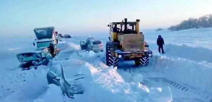 На Черкащині у снігових заторах застрягли понад 630 автівок (фото)