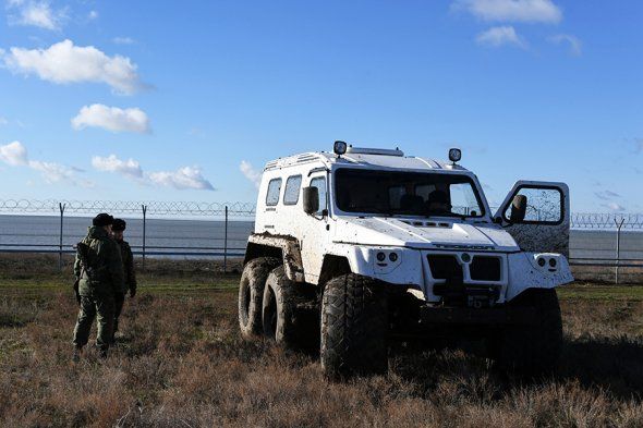 Окупанти відгородили Крим від України 60-кілометровим дротом з датчиками (оновлено, фото)