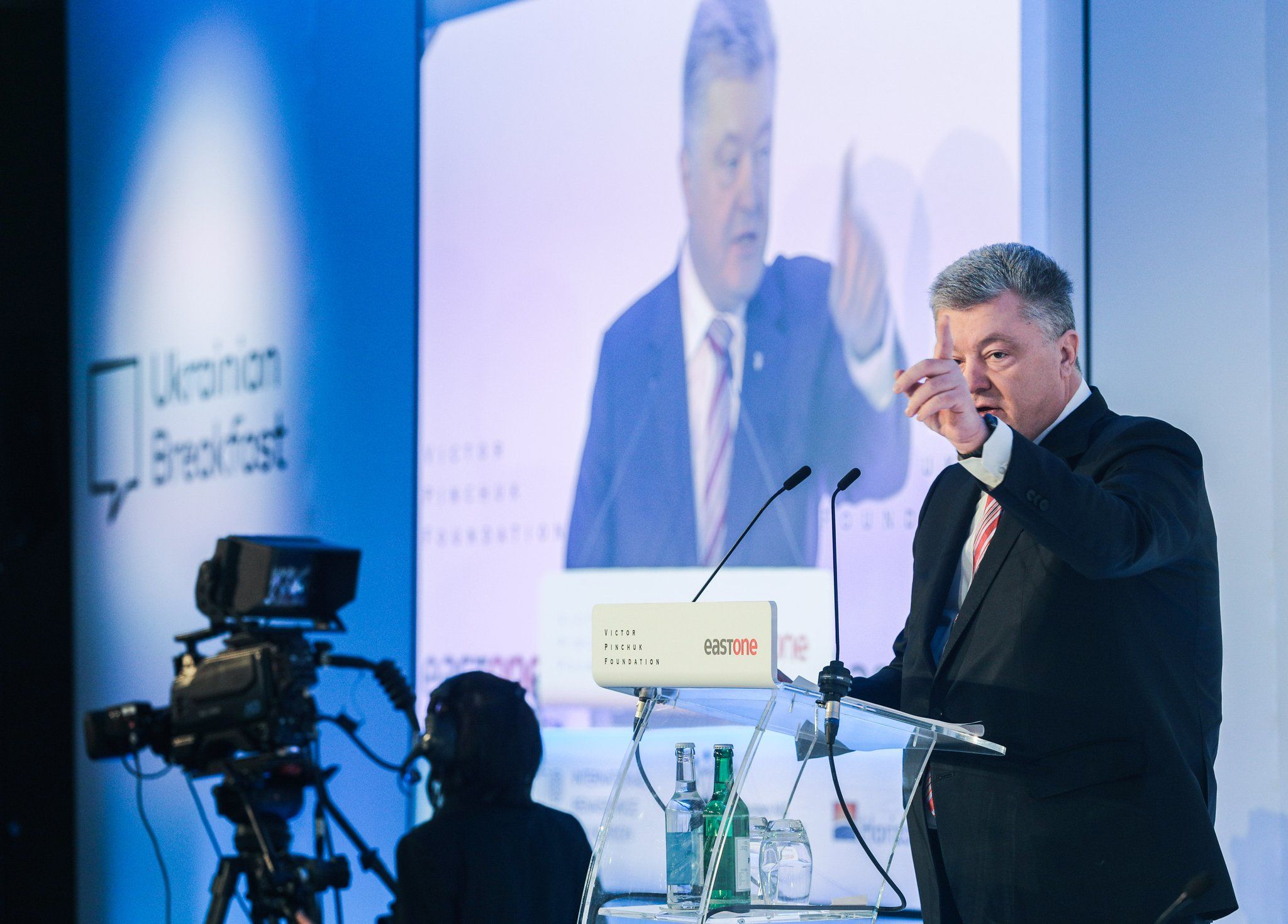 Петро Порошенко закликав конкурентів утриматися від популізму щодо війни на Донбасі (фото. відео)