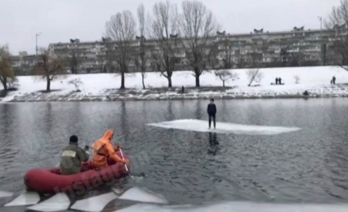 На Русанівці в Києві хлопець на крижині відірвався від берега