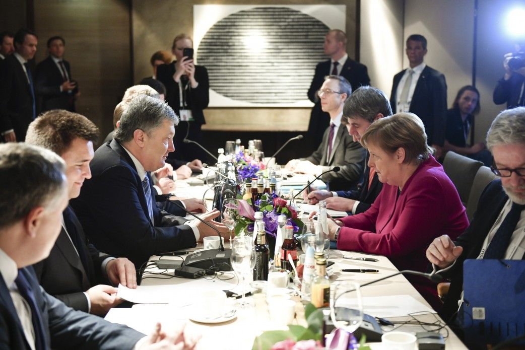 Порошенко обговорив з Меркель «Азовський пакет» санкцій